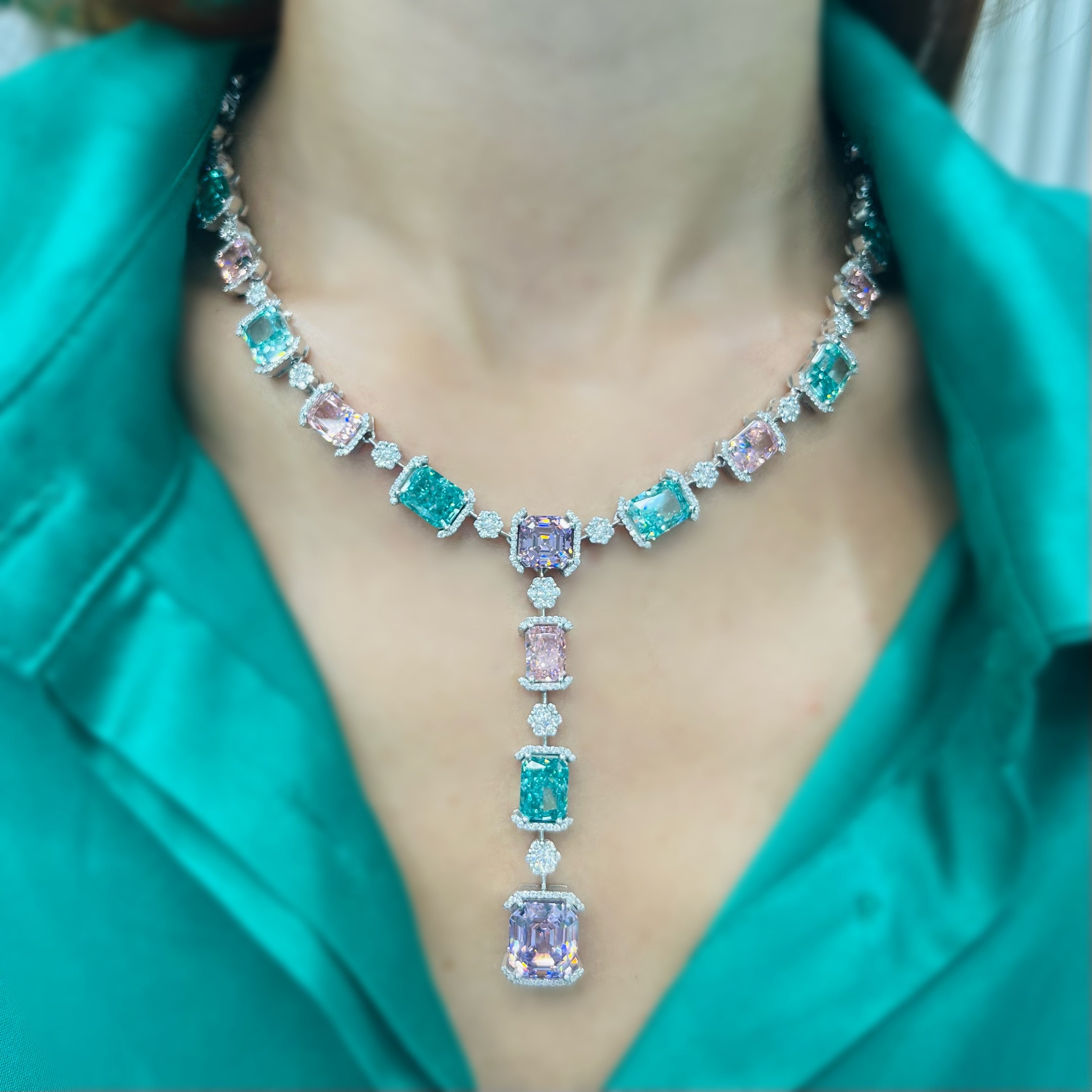 Диамантено колие с цветни скъпоценни камъни LIMITED EDITION Bahrain Diamond Exhibition 110.57 карата